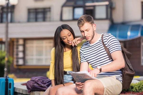 Multietniskt par turister med karta — Stockfoto