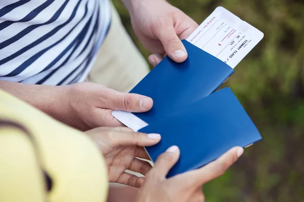 Casal com passaportes e bilhetes — Fotografia de Stock