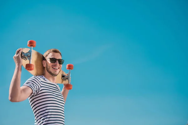 Homem bonito com skate — Fotografia de Stock