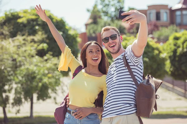 Coppia multietnica prendendo selfie — Foto Stock