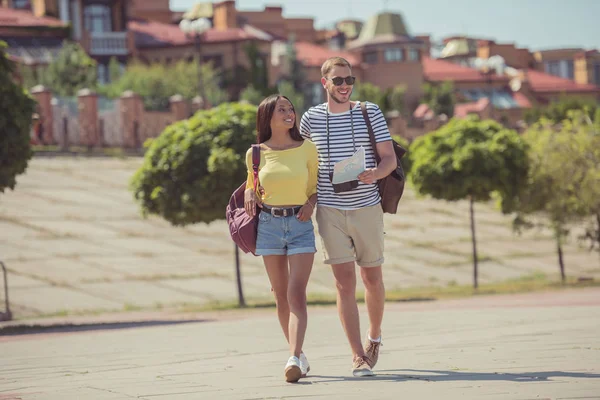 Multietniskt par promenader i city — Stockfoto