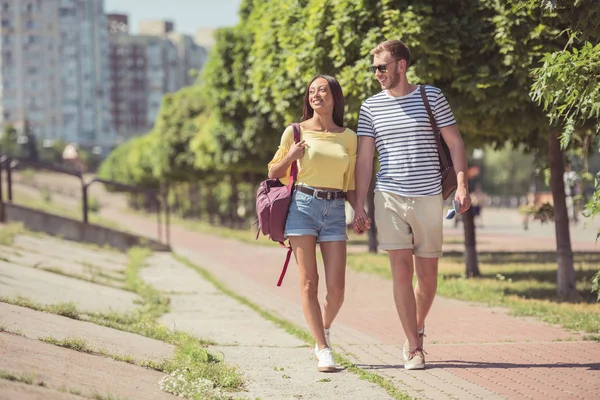 Couple multiethnique marchant dans le parc — Photo