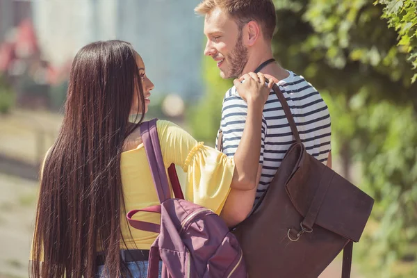 Multietniskt par promenader i parken — Stockfoto