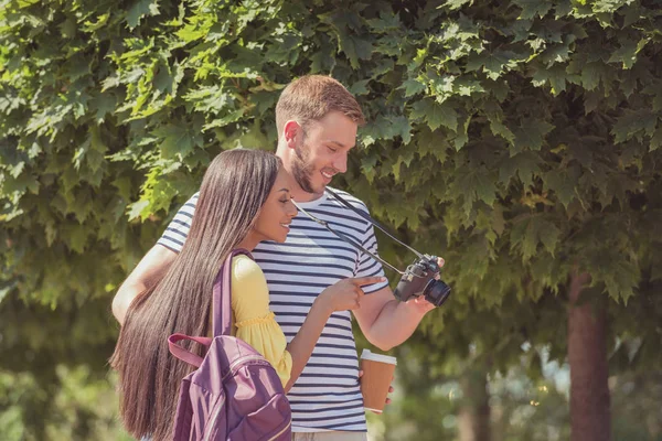 Couple multiethnique avec caméra — Photo gratuite