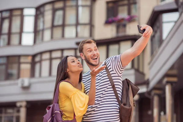 Multietniskt par tar selfie — Stockfoto