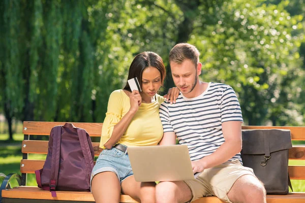 Multiethnic couple shopping online — Stock Photo, Image