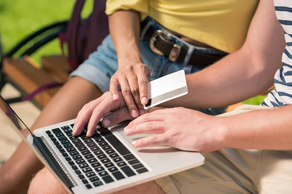 Paar kauft online ein — Stockfoto