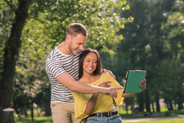 Casal a tomar selfie em comprimido — Fotografia de Stock