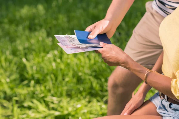 Reisende mit Pässen und Tickets — Stockfoto