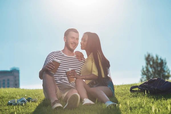 Multietniskt par med kaffe — Stockfoto