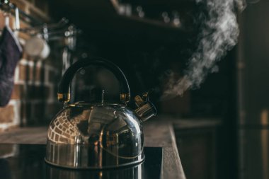 Elektrikli ocakta kaynayan su ısıtıcısı