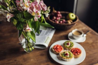 Mutfak masasının üstünde Servis Kahvaltı