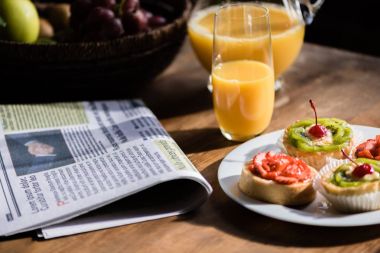 breakfast on kitchen table clipart