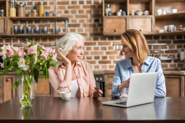 çevrimiçi alışveriş yaparken kadınlar 