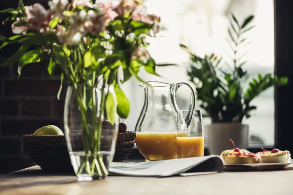 Сніданок на кухонному столі — стокове фото