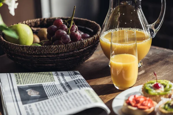 Breakfast on kitchen table — Stock Photo, Image