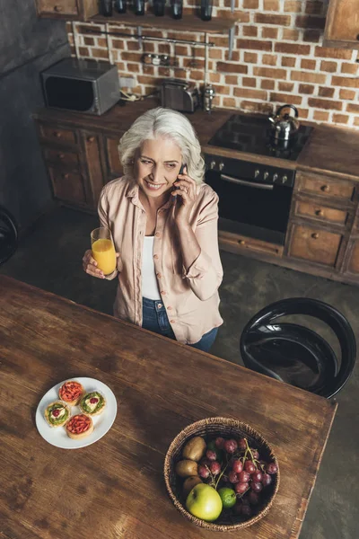 Äldre kvinna prata telefon — Stockfoto