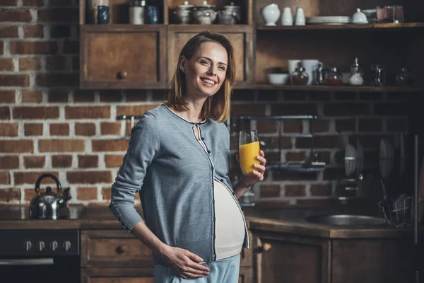 hamile kadın üzerinde mutfak