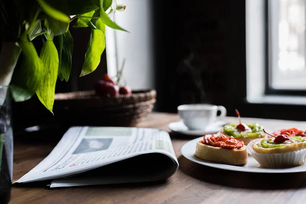 Mutfak masasının üstünde Servis Kahvaltı — Stok fotoğraf
