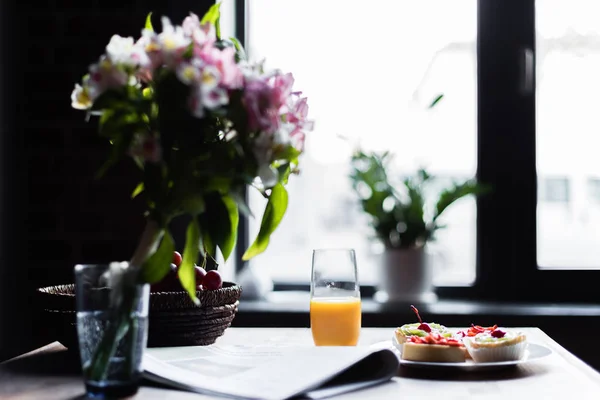 Desayuno en la mesa de cocina — Foto de Stock