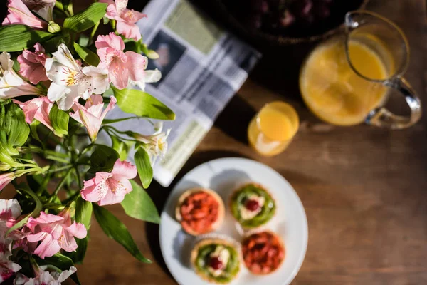 Mutfak masasının üstünde Servis Kahvaltı