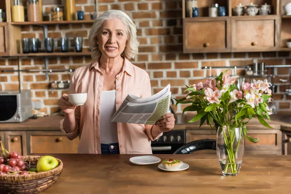 Senior woman reading newspaper — Stock Photo, Image