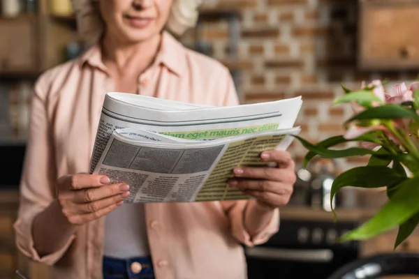 Mulher sênior ler jornal — Fotografia de Stock