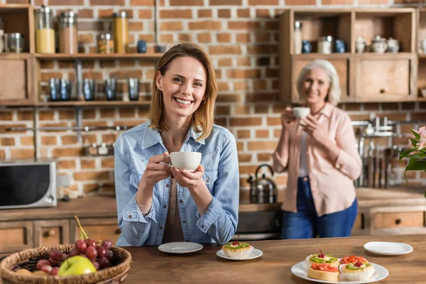 Kobiety posiadające dobry czas w kuchni — Zdjęcie stockowe