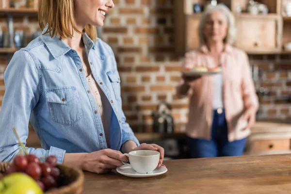 Mujeres pasar un buen rato en la cocina — Foto de stock gratuita