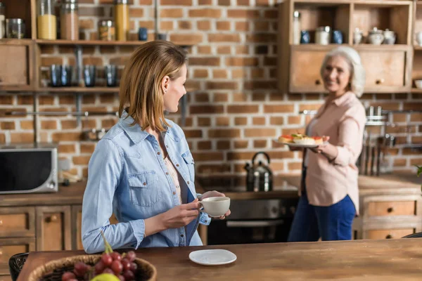 Mulheres se divertindo na cozinha — Fotografia de Stock