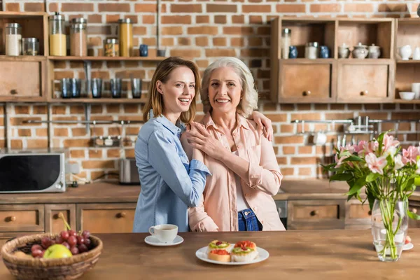 Mulheres se divertindo na cozinha — Fotografia de Stock