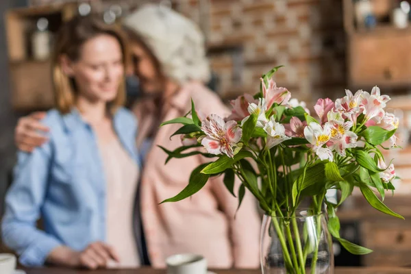 Mujeres pasar un buen rato en la cocina — Foto de Stock