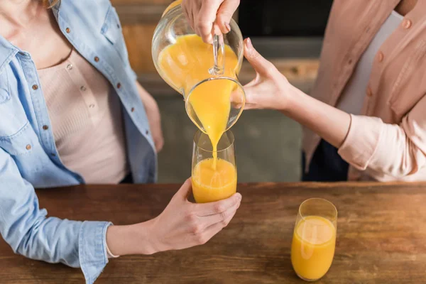 Mulheres bebendo suco de laranja — Fotografia de Stock