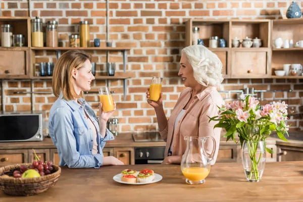 Vrouwen drinken sinaasappelsap — Stockfoto