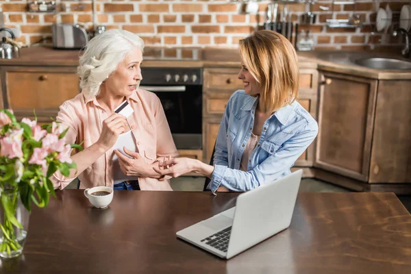 Mulheres fazendo compras online — Fotografia de Stock