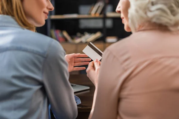 Donne con carta di credito — Foto Stock