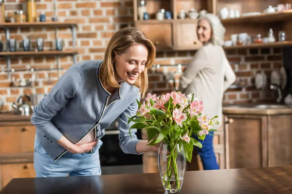 Mujer embarazada y su madre en la cocina — Foto de Stock