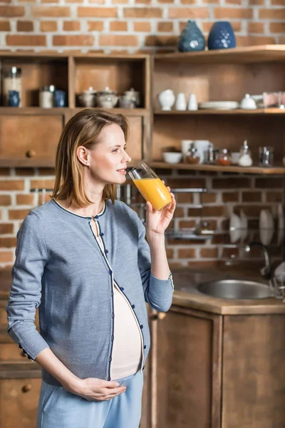 Pregnant woman on kitchen — Free Stock Photo