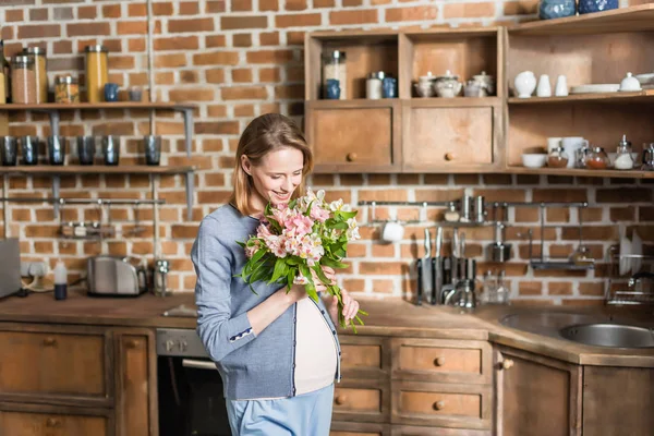 Femme enceinte dans la cuisine — Photo