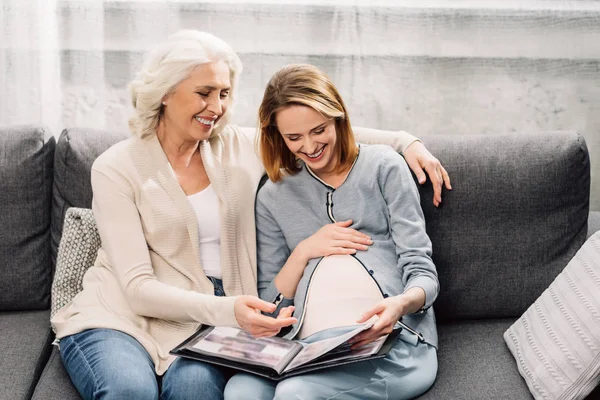 Mulher grávida com mãe no sofá — Fotografia de Stock