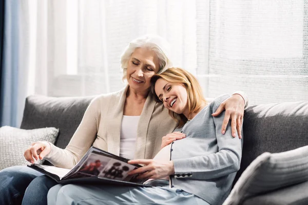 Mulher grávida com mãe no sofá — Fotografia de Stock