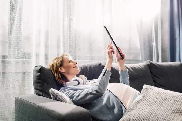 Zwangere vrouw met behulp van Tablet PC — Stockfoto