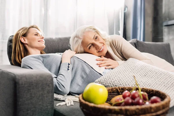 Senior vrouw hoorzitting dochters buik — Stockfoto