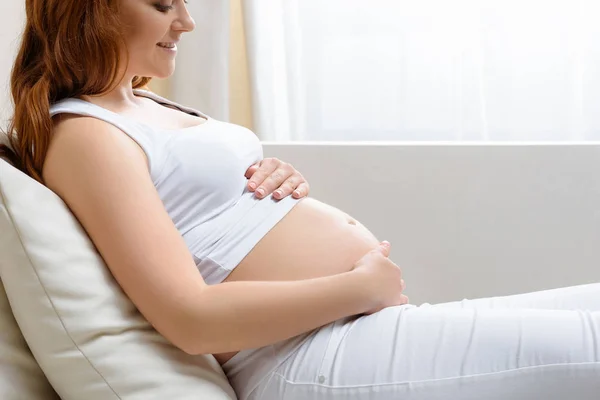 Mulher grávida tocando sua barriga — Fotografia de Stock