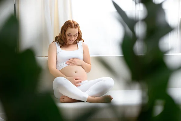 Gravid kvinna som rör sin mage — Stockfoto