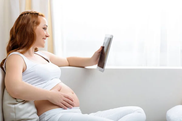 Dijital tablet ile hamile kadın — Stok fotoğraf