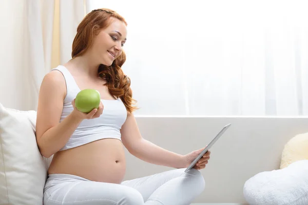 Femme enceinte avec tablette numérique — Photo