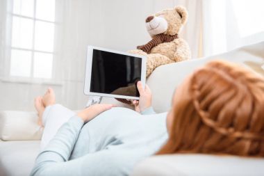 hamile kadın dijital tablet kullanma