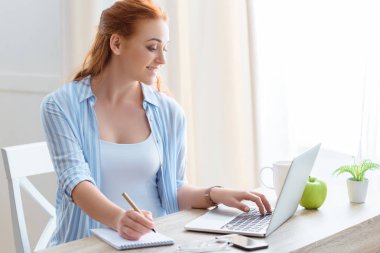 Dizüstü bilgisayar kullanan kadın