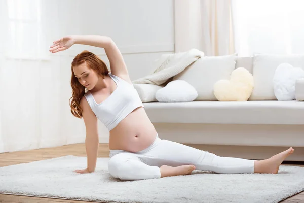 Schwangere praktiziert Yoga — Stockfoto